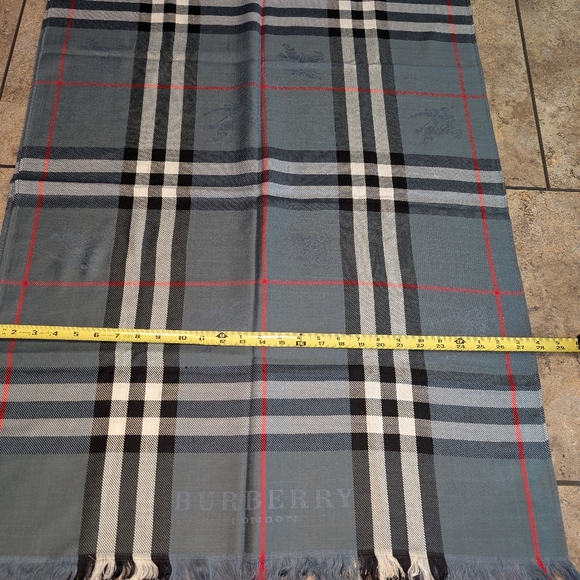 Burberry Nova Check Large Shawl/Scarf - Picture 3 of 8